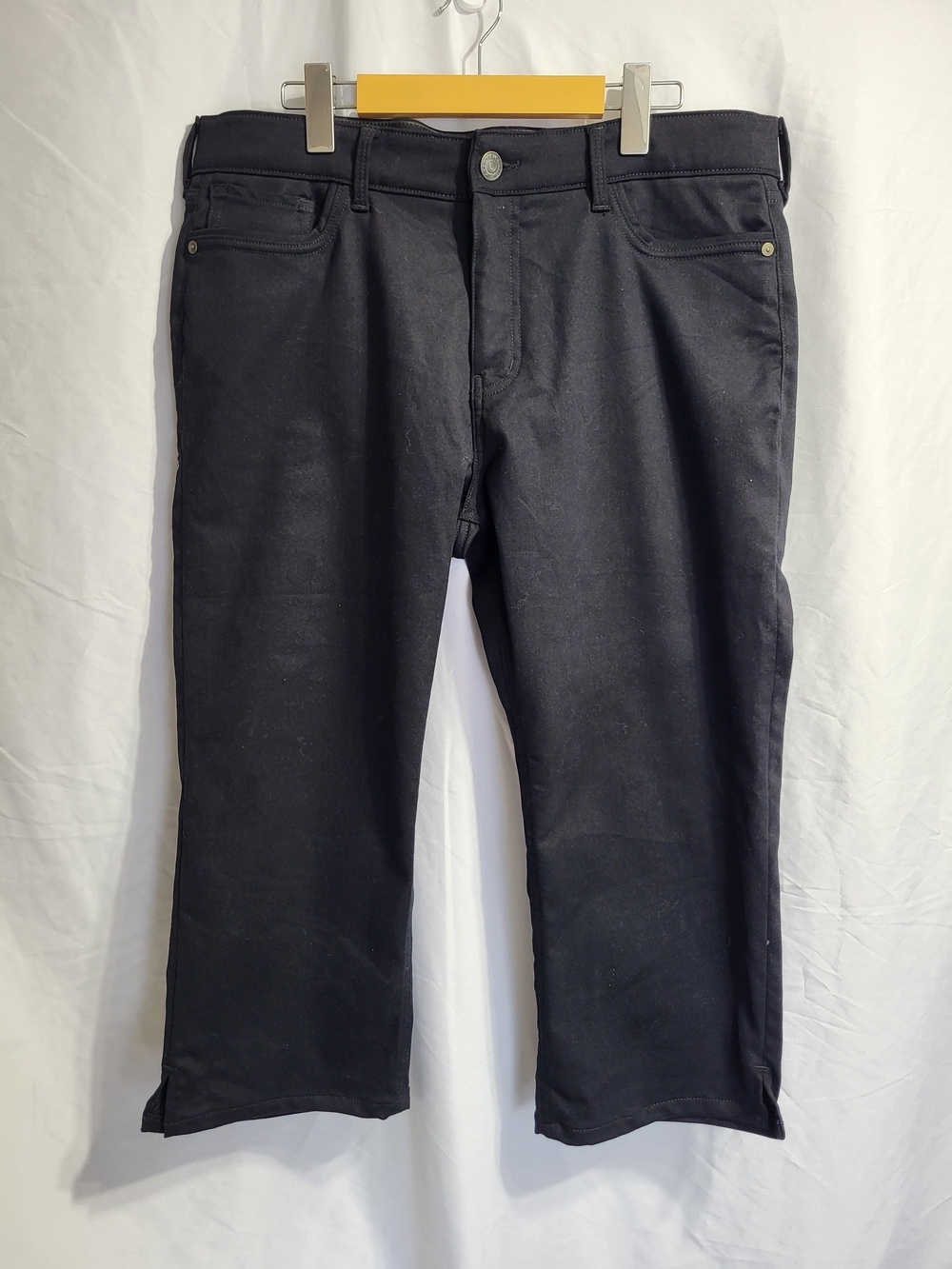Liz Claiborne Black Womens Capris, Size 14
